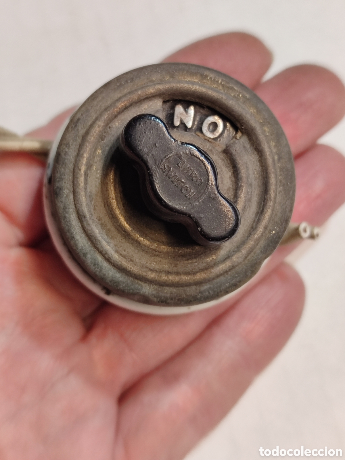 Antig&uuml;edades: Antiguo interruptor de porcelana y lat&oacute;n NO-LUZ NO-LUZ marca Onro Switch.raro interruptor