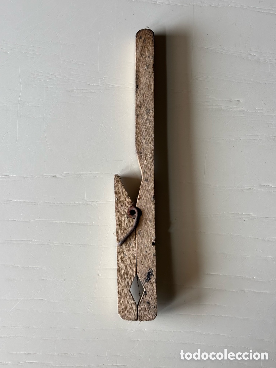 Antig&uuml;edades: Antigua pinza de laboratorio de madera