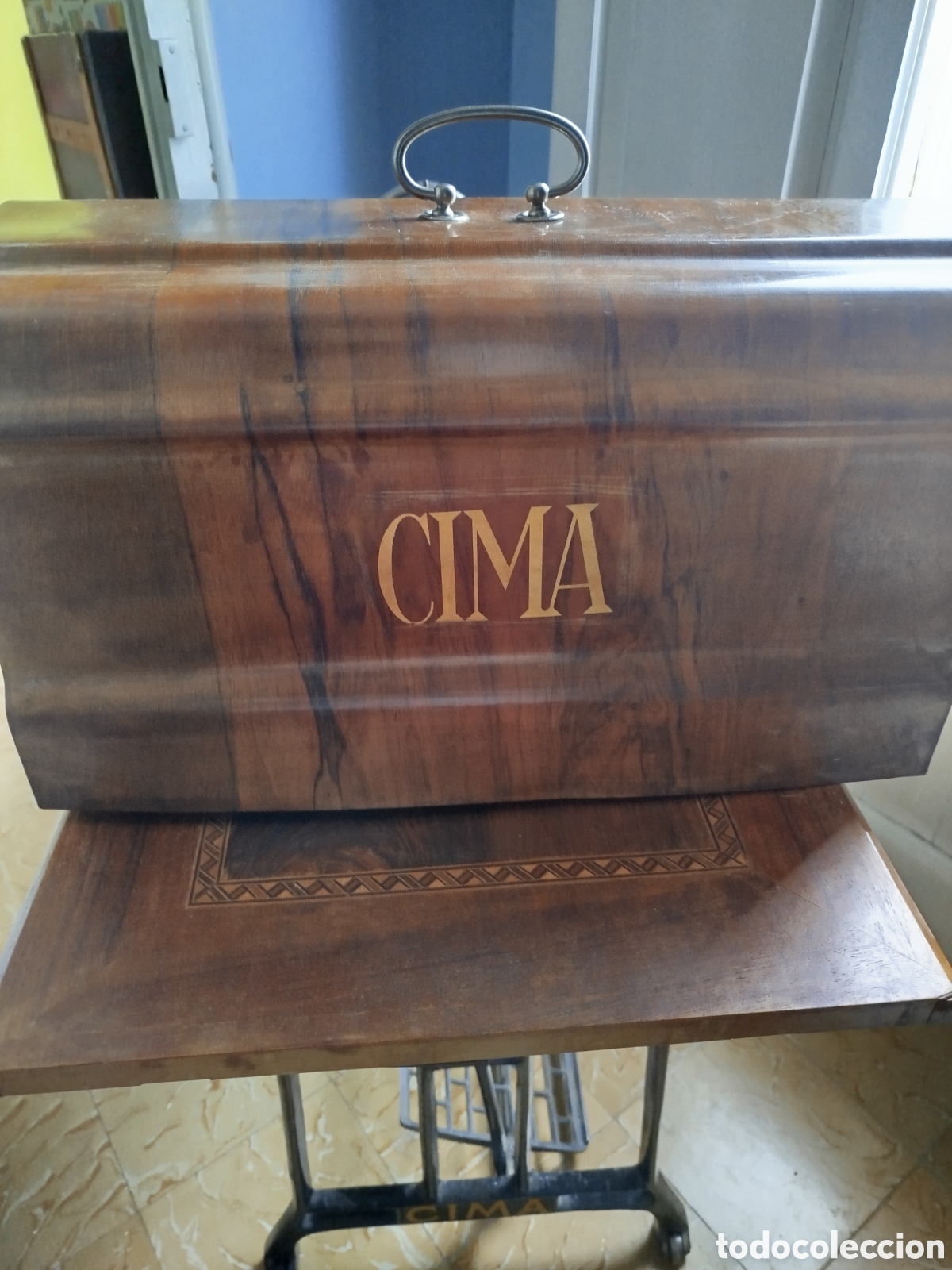Antig&uuml;edades: M&aacute;quina de coser CIMA a pedal.