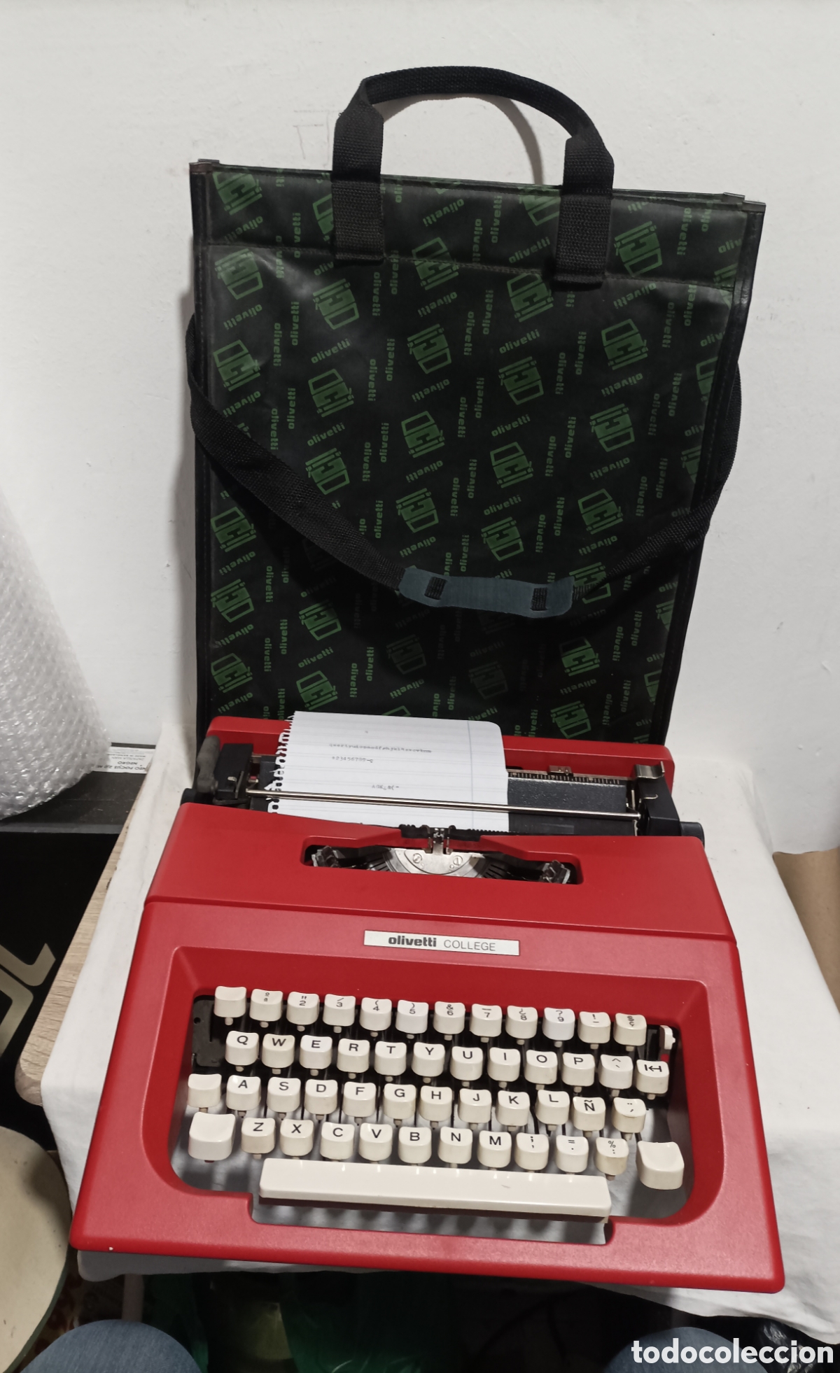 Antiquit&auml;ten: Antigua m&aacute;quina de escribir OLIVETTI COLLEGE ROJA. Incluye malet&iacute;n transporte. Funciona