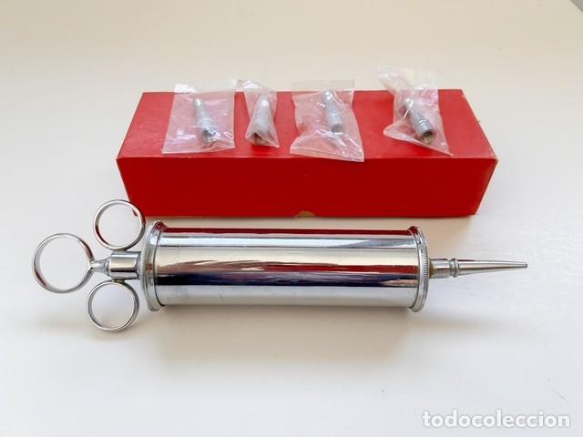 Antig&uuml;edades: JERINGA ANTIGUA PARA LAVADO DE O&Iacute;DOS / EXTRACCI&Oacute;N DE CERUMEN &ndash; INSTRUMENTAL CROMADO CON ACCESORIOS