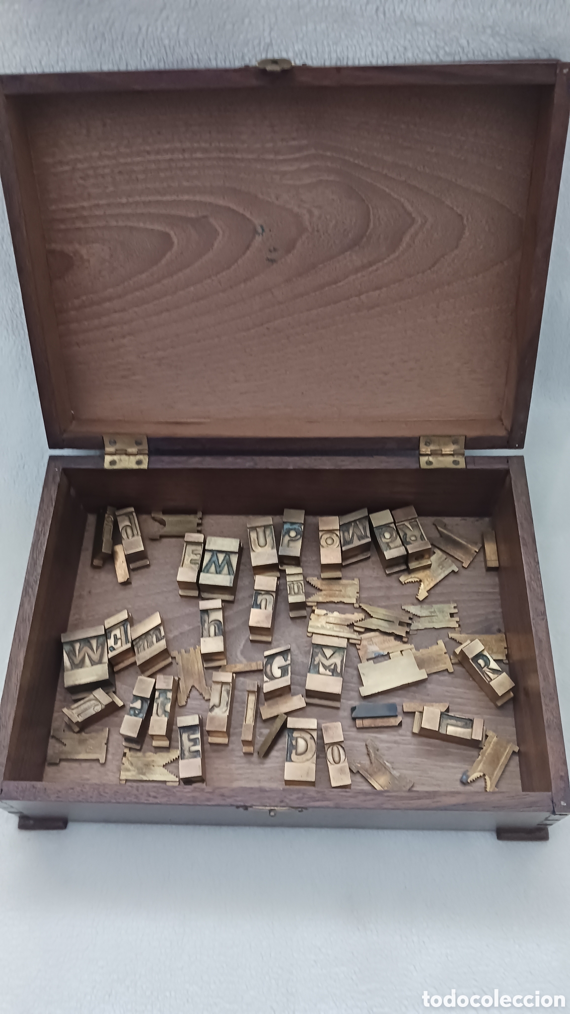 Antig&uuml;edades: LETRAS DE IMPRENTA EN BRONCE EN CAJA DE MADERA ANTIGUA.LETRAS 28 CON DIFERENTES SUJECIONES