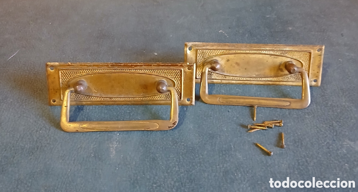 Antig&uuml;edades: 2 tiradores con placa de lat&oacute;n envejecidos. 95x30mm
