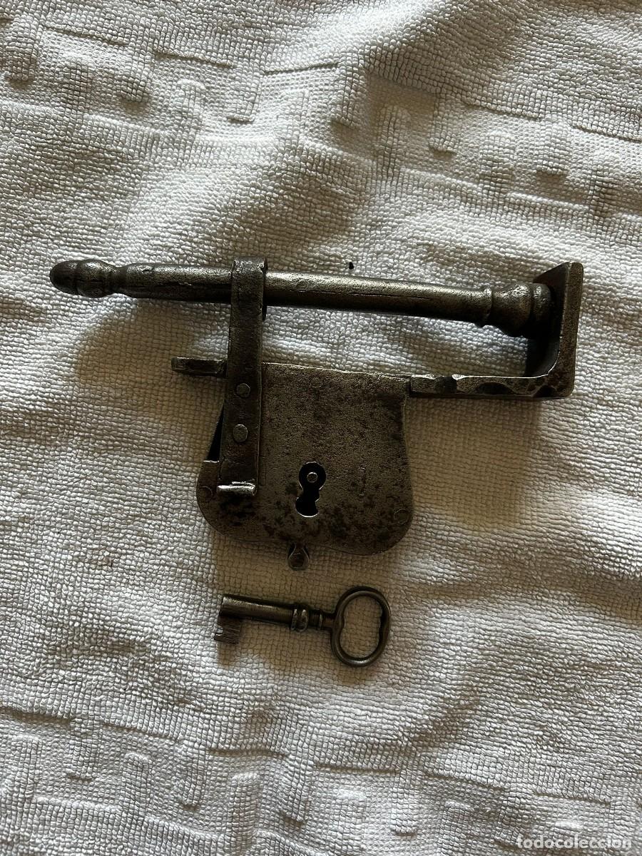 Antig&uuml;edades: Antiguo candado de ballesta en hierro forjado con su llave original - Funciona - Siglo XVIII/XIX
