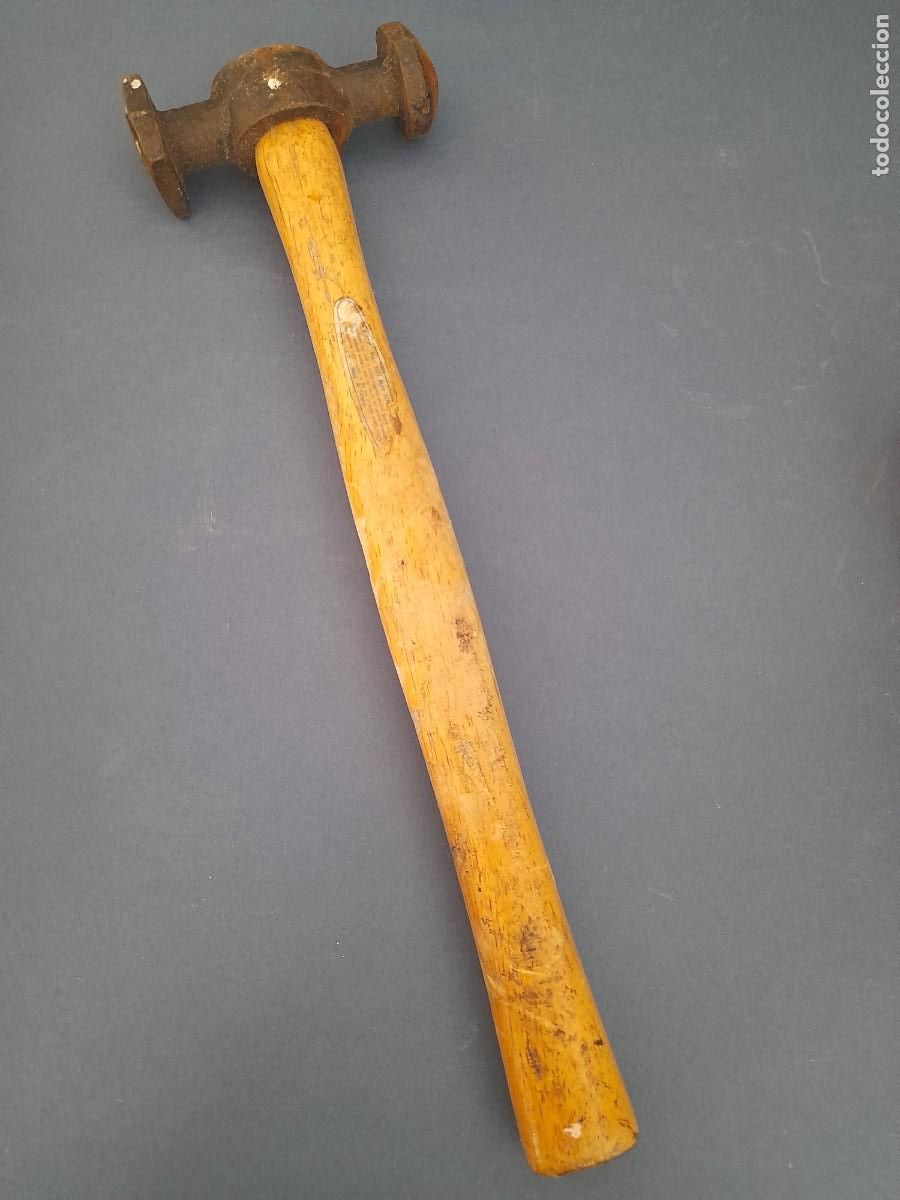 Antig&uuml;edades: martillo de chapista, cabeza 8,5cm aprox, largo 29cm aprox, se&ntilde;ales de edad y uso