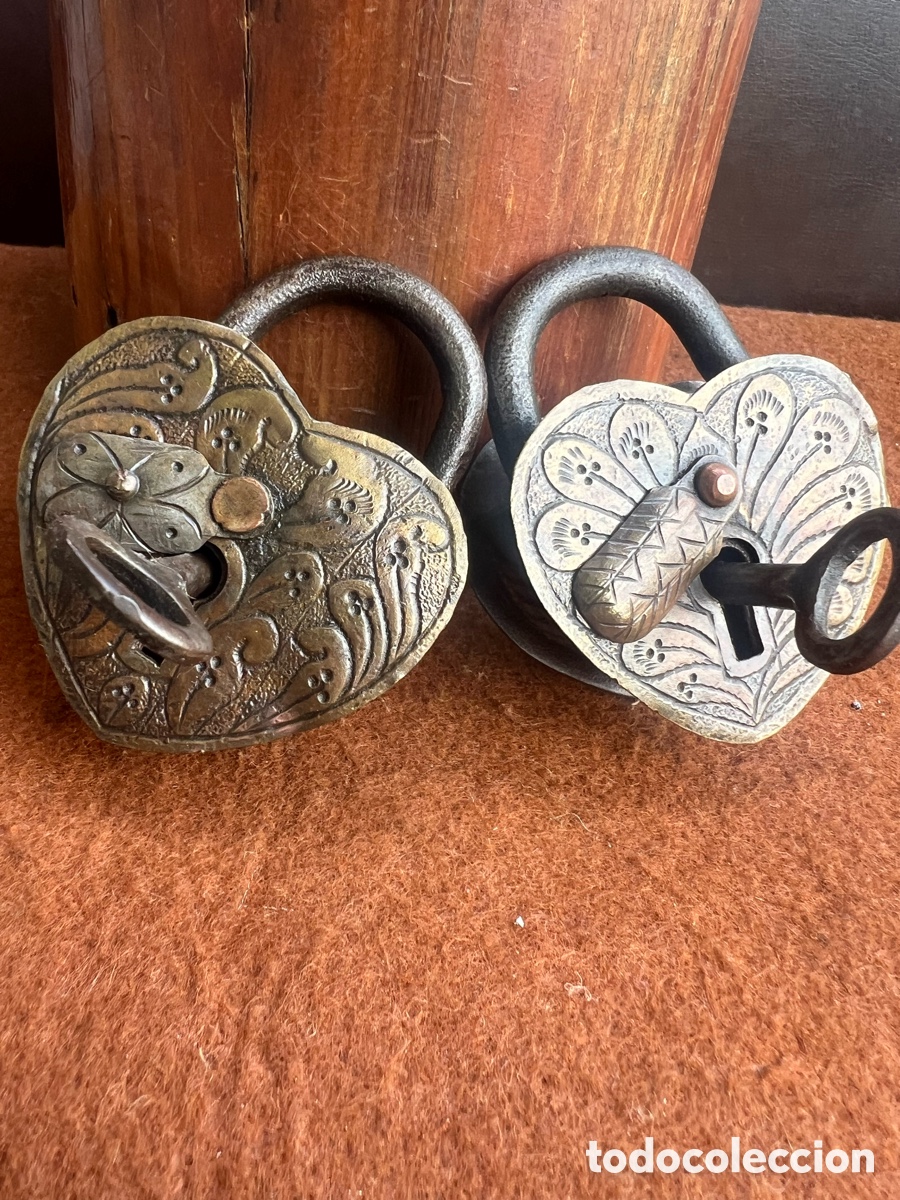 Antiquit&eacute;s: Par de peque&ntilde;os candados antiguos remachados en forma de coraz&oacute;n con llaves