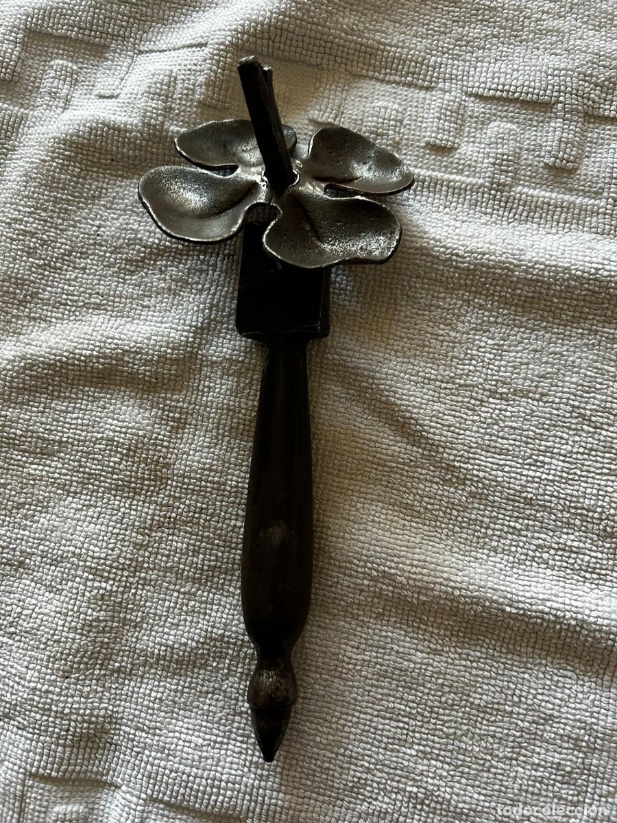 Antig&uuml;edades: Antiguo llamador o aldaba de hierro forjado - Forma de flor de 4 p&eacute;talos - Forja r&uacute;stica artesanal
