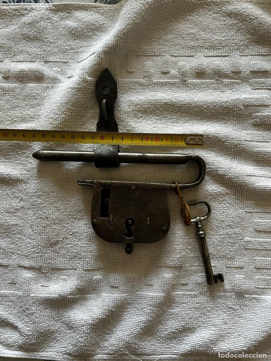 Antig&uuml;edades: Antiguo cerrojo de ballesta completo - Hierro forjado con llave original y escudo - Funciona - Siglo