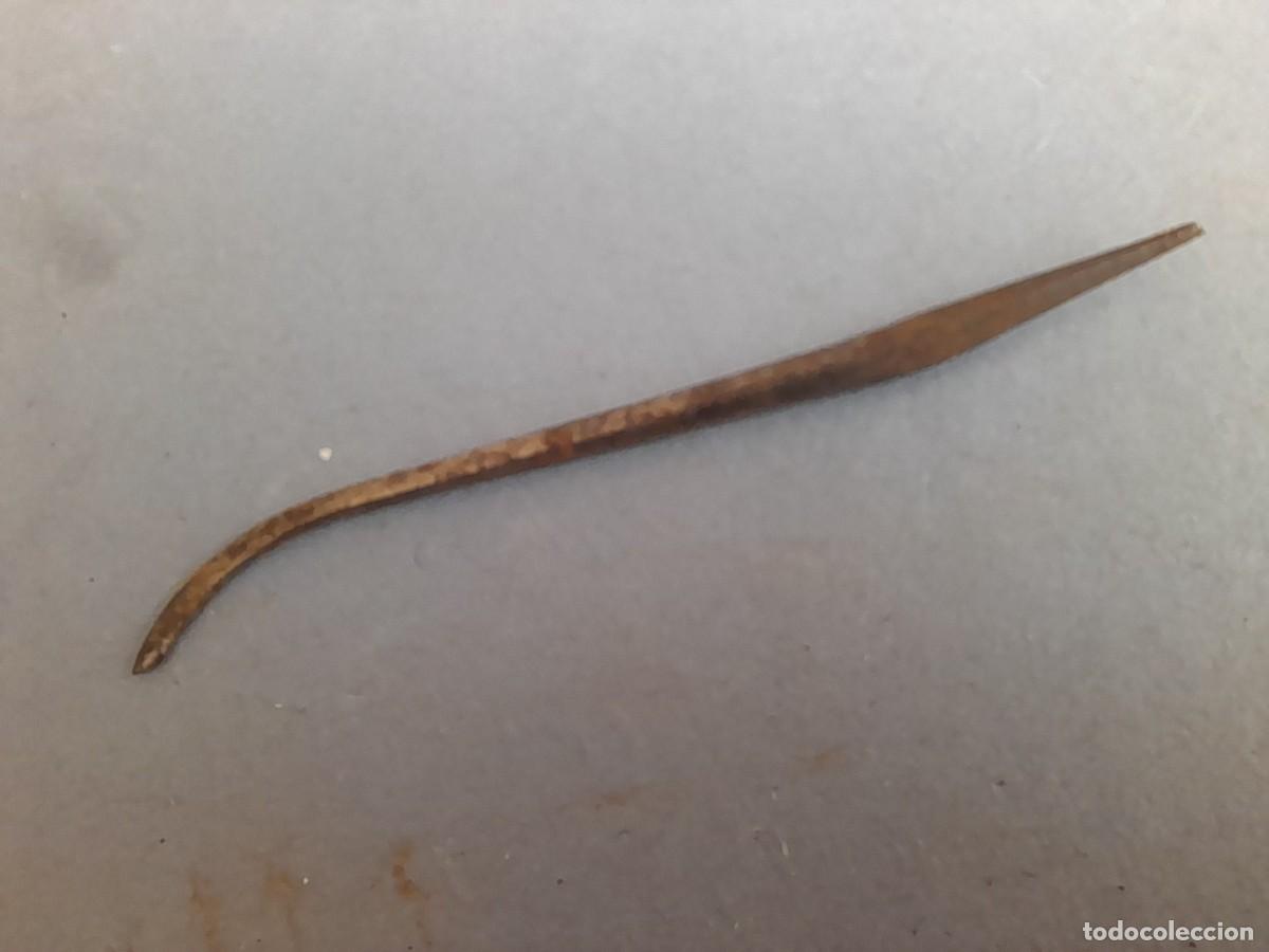Antig&uuml;edades: punzon de acero, un lado cortante, 8cm aprox