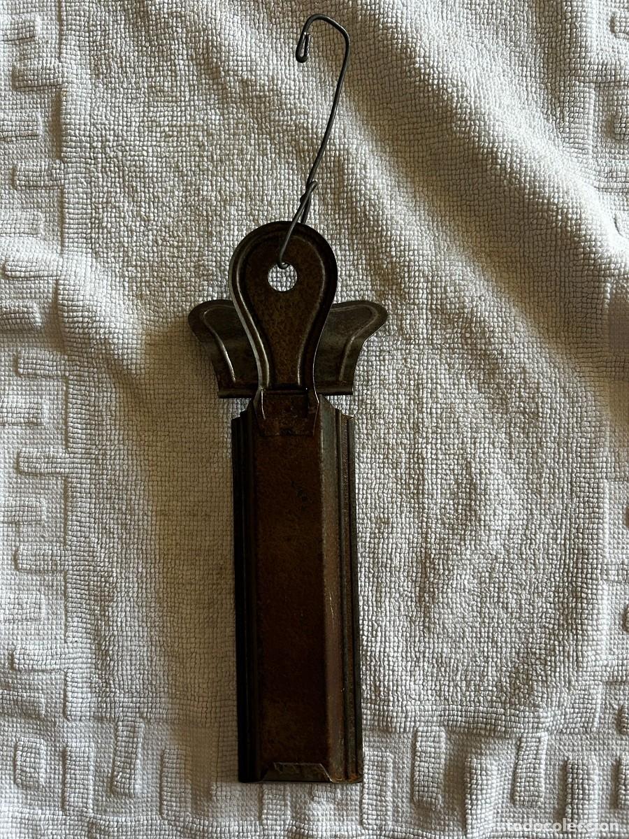 Antig&uuml;edades: Antiguo term&oacute;metro de M&aacute;xima y M&iacute;nima - Caja met&aacute;lica decorada - Estilo Industrial / Vintage