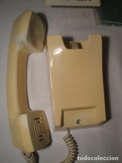 Tel&eacute;fonos: Tel&eacute;fono Portero. Color crema. Marca: Elvox, made in Italy.
