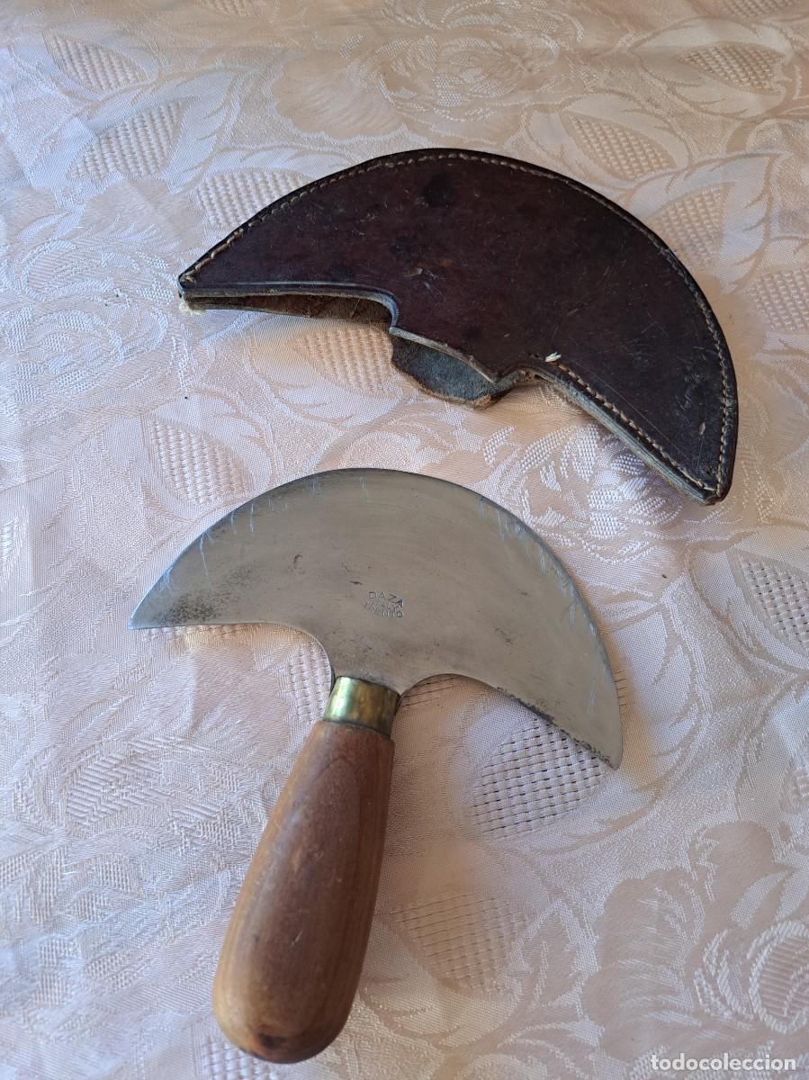 Antig&uuml;edades: CUCHILLO PARA CUERO, Daza trento Italy siglo 20. Mango de Haya, funda de cuero