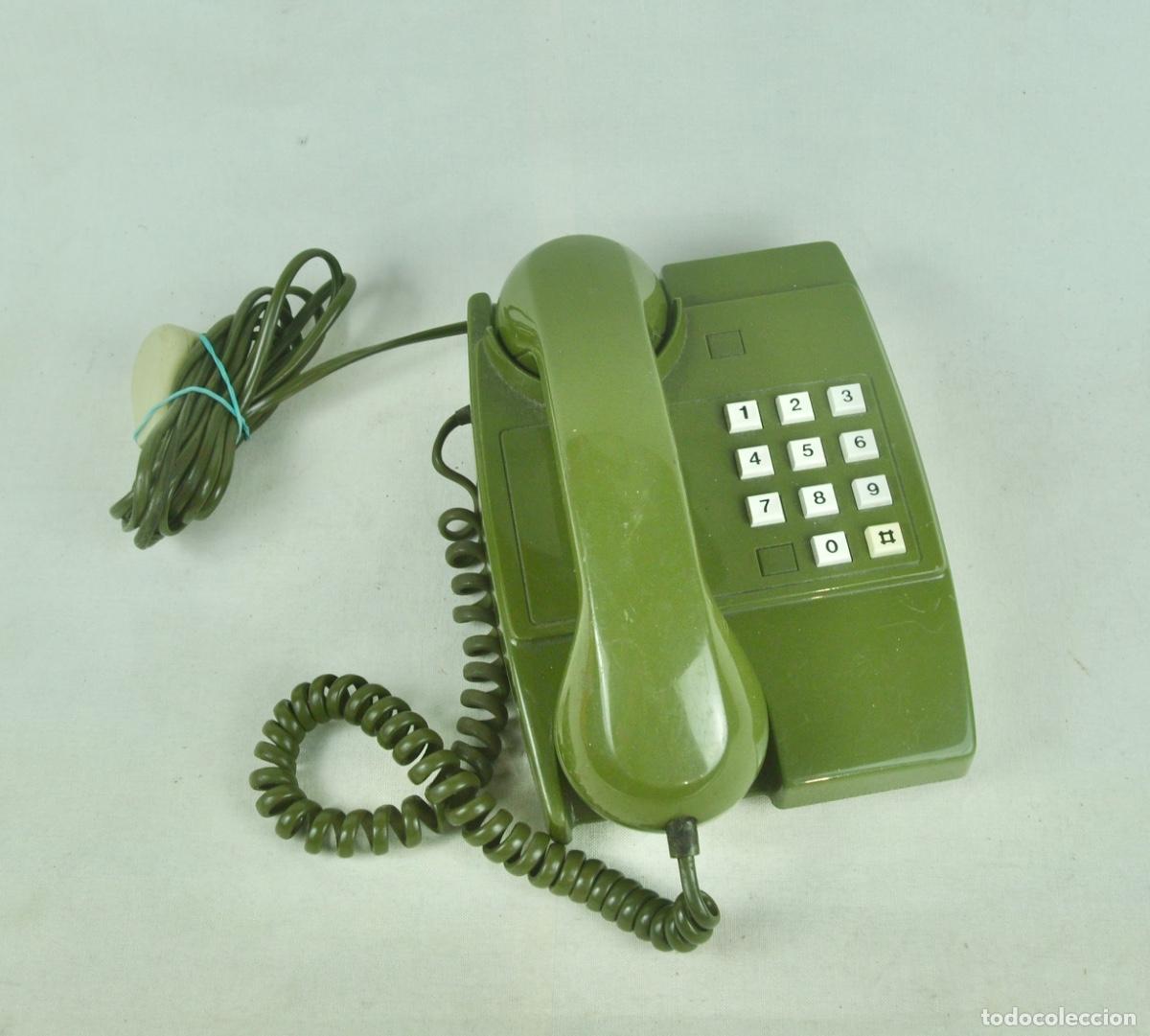 Tel&eacute;fono verde con teclas en blanco