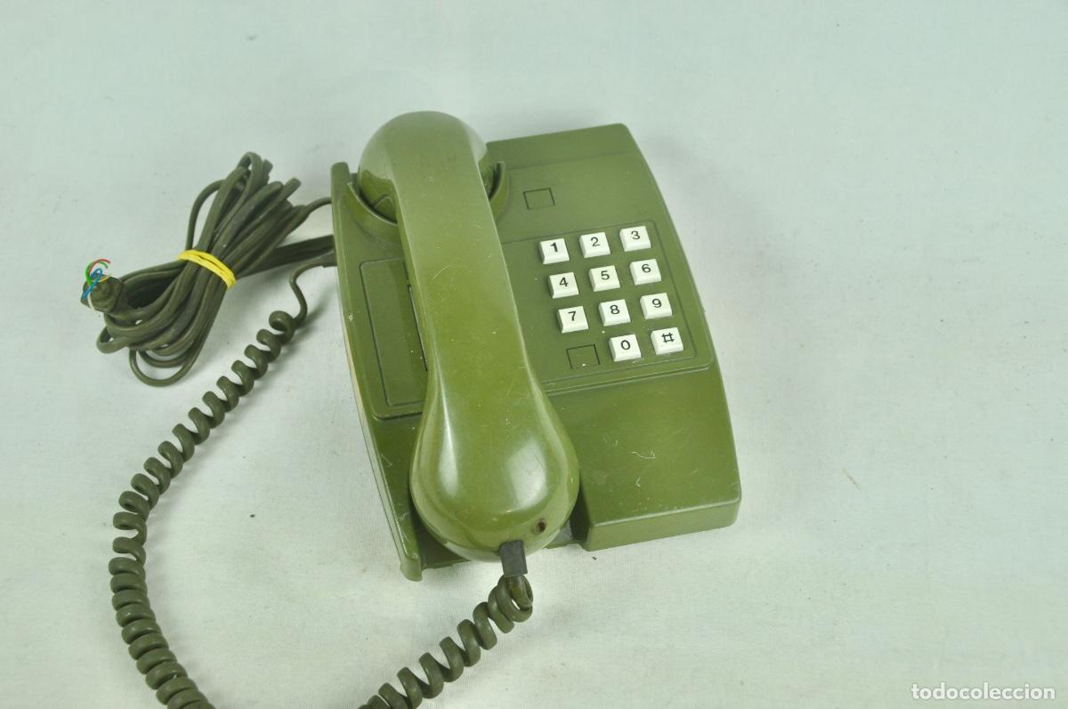 Telefone: Tel&eacute;fono verde oscuro con teclas blancas
