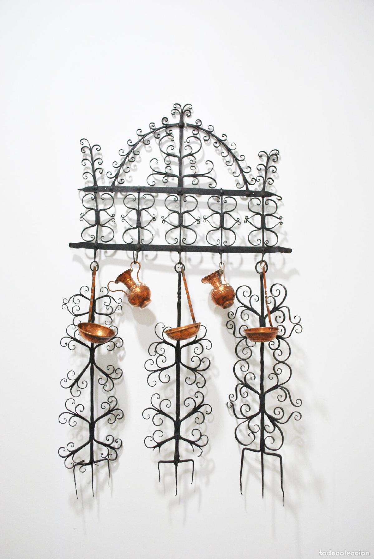 Antig&uuml;edades: Soporte de forja con cazos de cobre - Foto 2