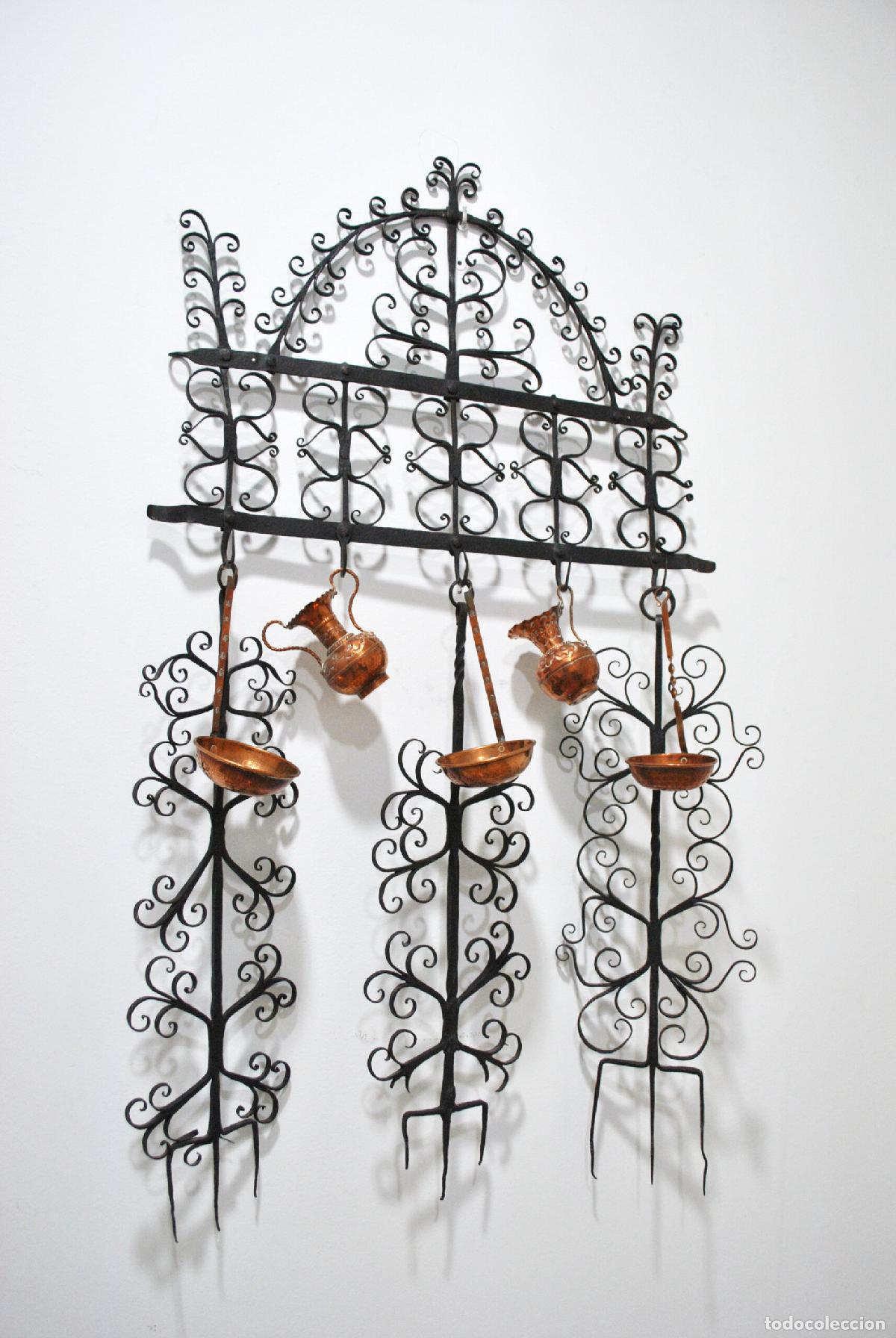 Antig&uuml;edades: Soporte de forja con cazos de cobre - Foto 3