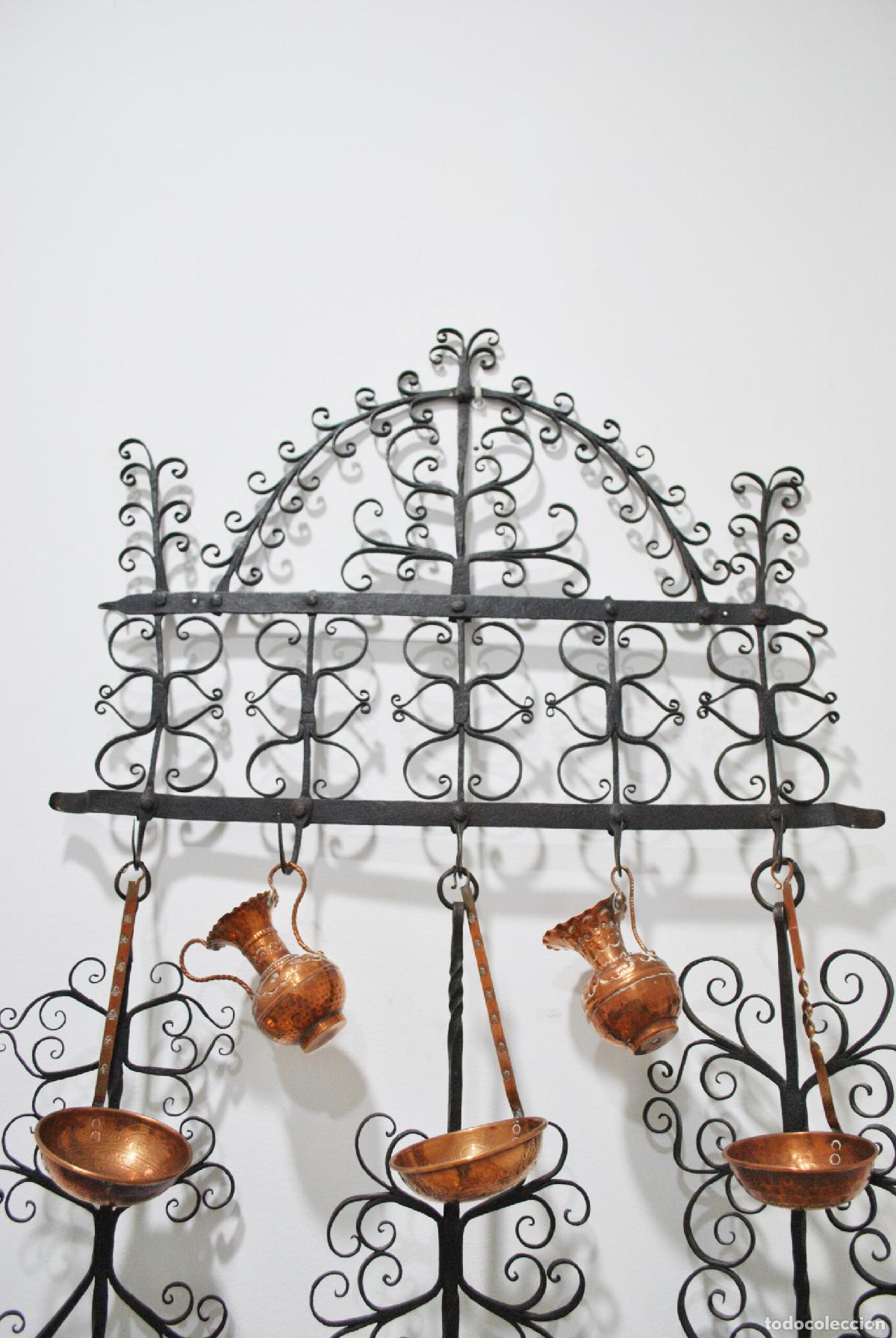 Antig&uuml;edades: Soporte de forja con cazos de cobre - Foto 4