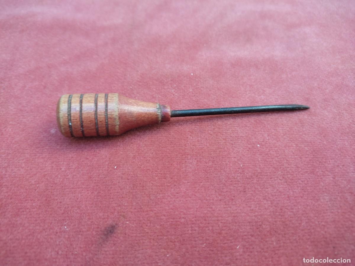 Antig&uuml;edades: antiguo destornillador maquina coser - mango madera - 10,5cm