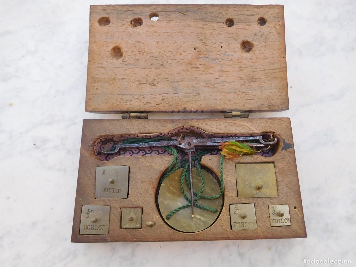 Antig&uuml;edades: Caja antigua con balanza y pesos de doblones - Foto 1