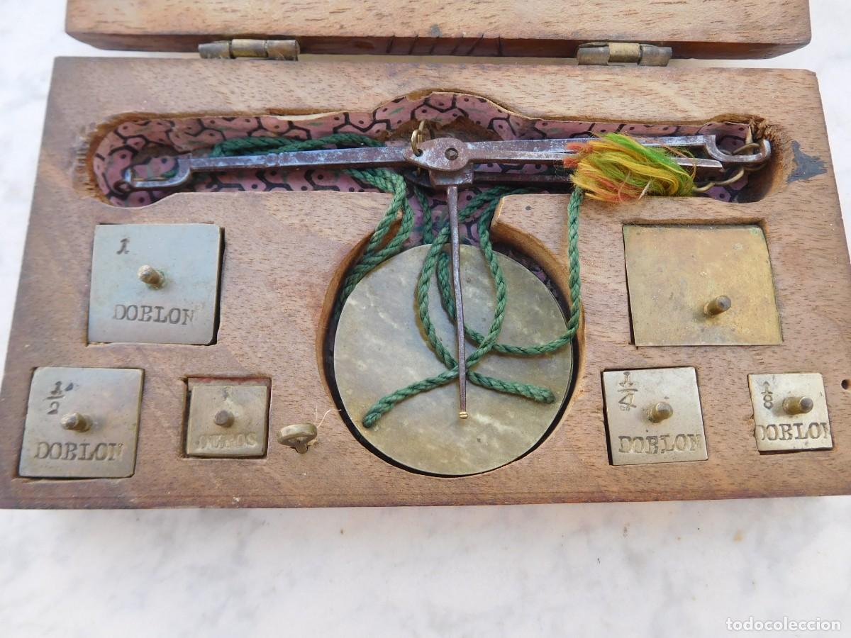 Antig&uuml;edades: Caja antigua con balanza y pesos de doblones - Foto 2