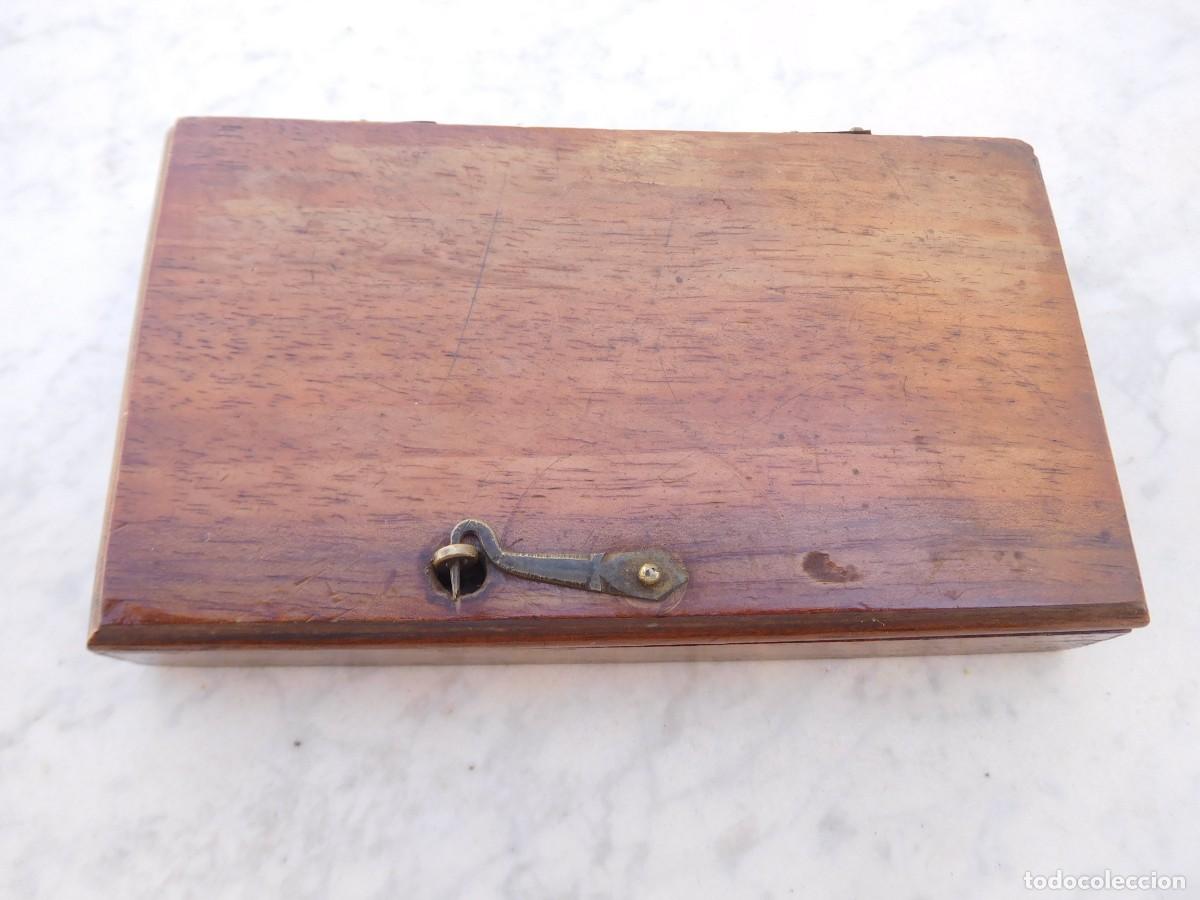 Antig&uuml;edades: Caja antigua con balanza y pesos de doblones - Foto 11