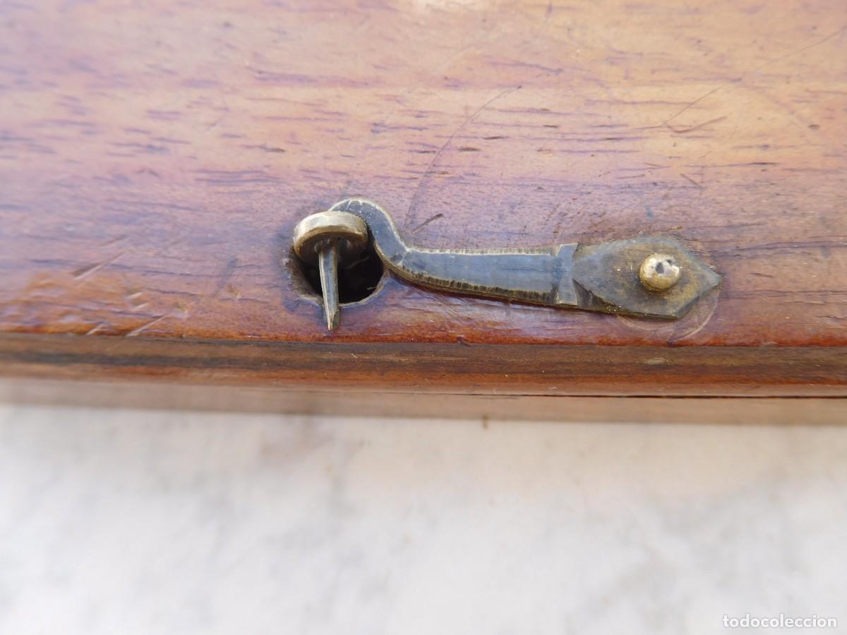 Antig&uuml;edades: Caja antigua con balanza y pesos de doblones - Foto 18
