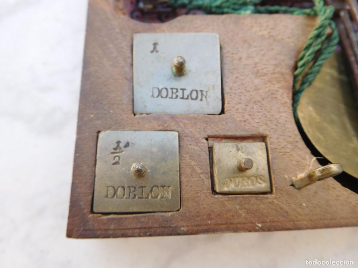 Antig&uuml;edades: Caja antigua con balanza y pesos de doblones - Foto 19