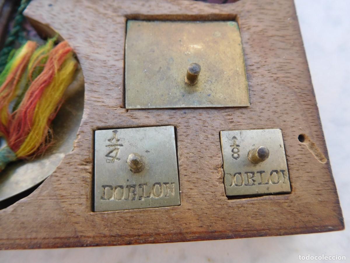 Antig&uuml;edades: Caja antigua con balanza y pesos de doblones - Foto 20