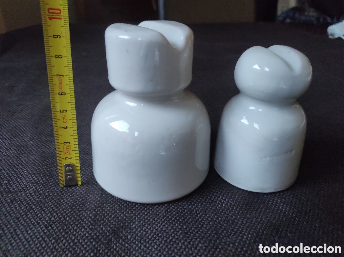 Antig&uuml;edades: Lote de 2 aisladores el&eacute;ctricos antiguos de porcelana vitrificada blanca