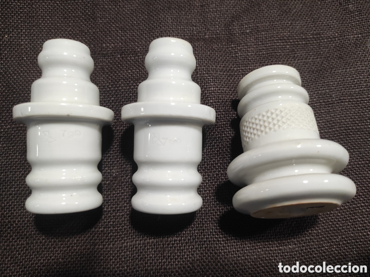 Antig&uuml;edades: Lote de 3 aisladores el&eacute;ctricos de porcelana vitrificada blanca &ndash; Ref. 799