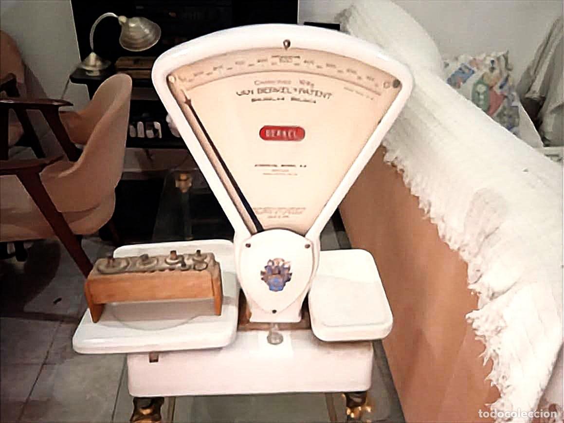 Antig&uuml;edades: Balanza marca Berkel con caja de pesas