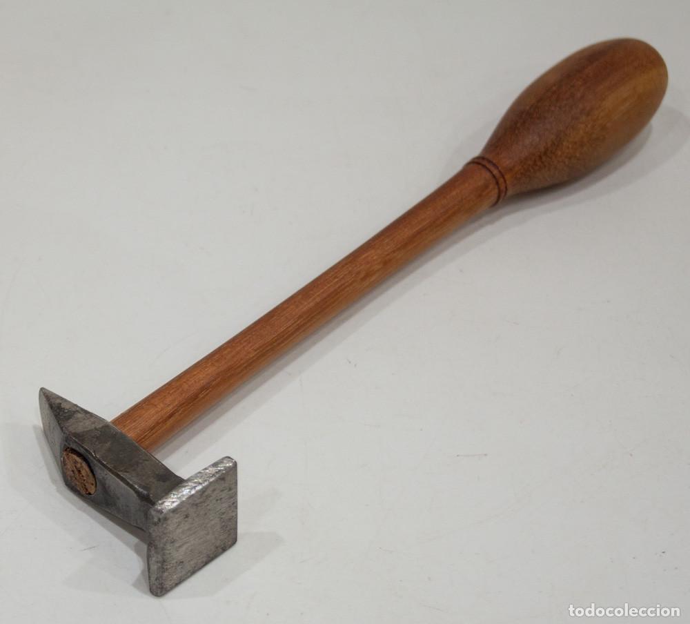 Antig&uuml;edades: ANTIGUO MARTILLO DE CINCELADO, DAMASQUINADO O PLATERO.