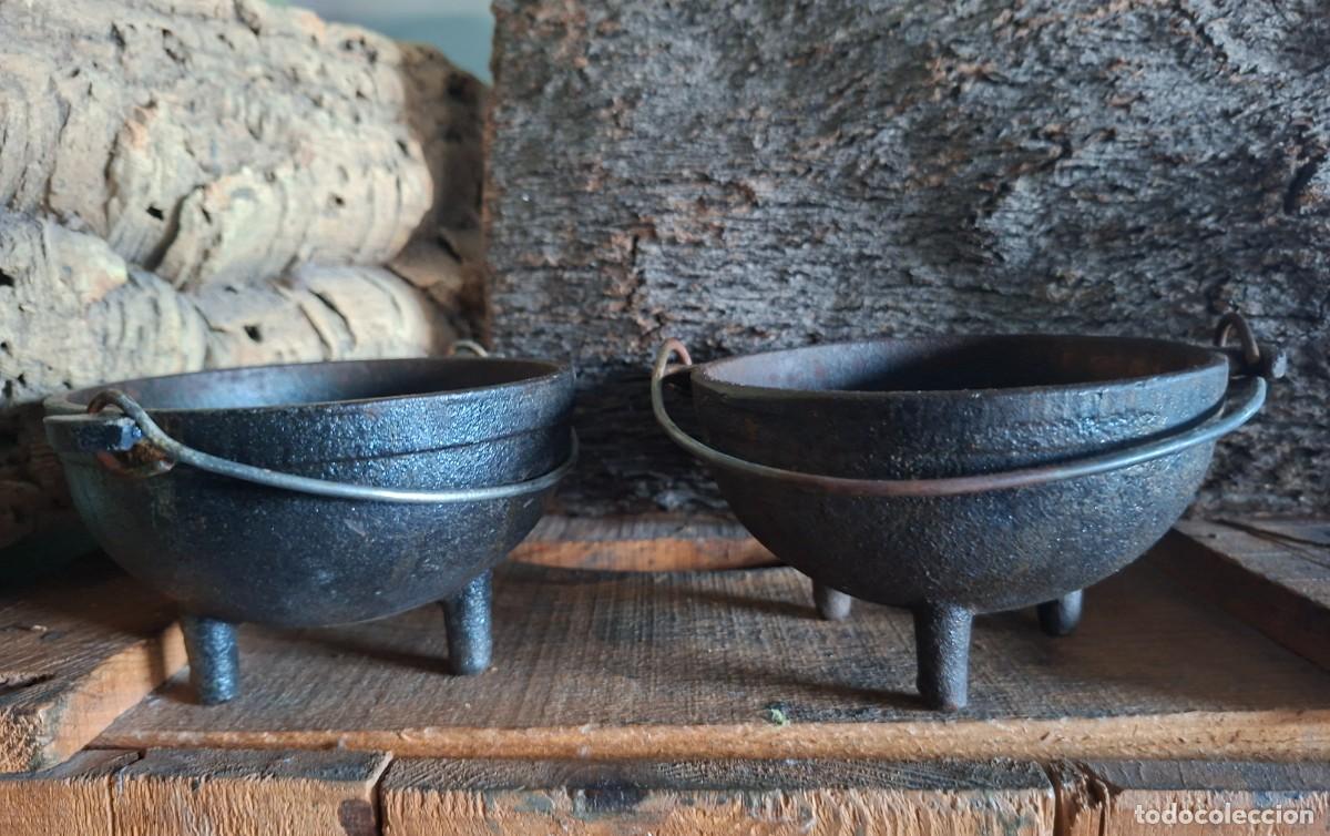 Antig&uuml;edades: Pareja de recipientes antiguos de hierro fundido con sello &ndash; decoraci&oacute;n industrial aut&eacute;ntica