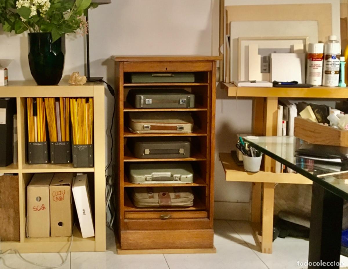 Antig&uuml;edades: Colecci&oacute;n m&aacute;quinas de escribir en archivador de persiana. A&ntilde;os 50.