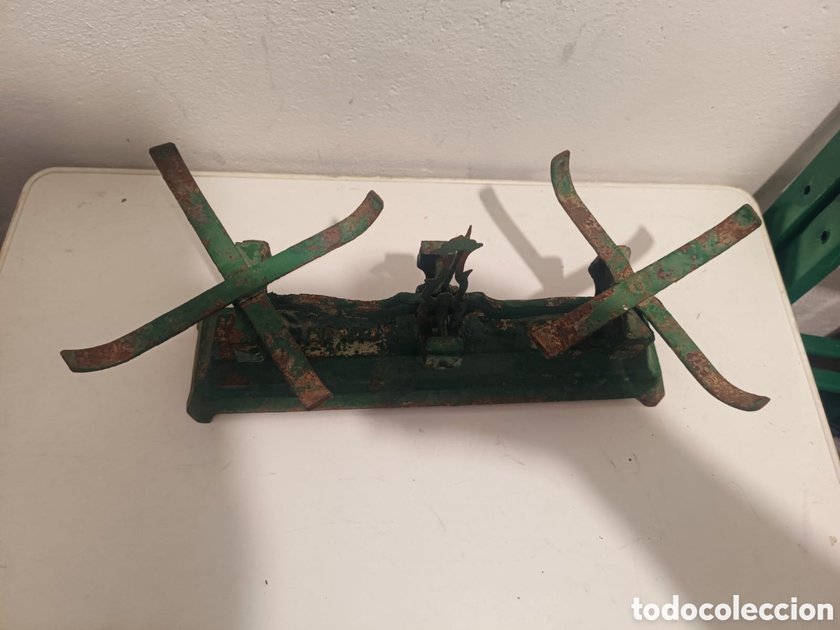 Antig&uuml;edades: Antigua bascula de comercio de hierro para restaurar - Foto 6