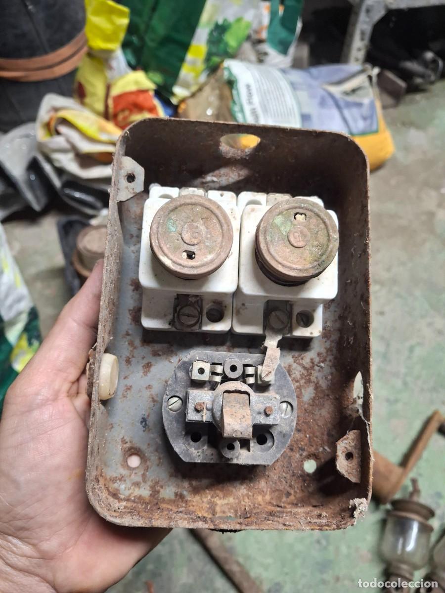 Antig&uuml;edades: Antigua caja met&aacute;lica interruptor con porta fusibles - electricidad del hogar