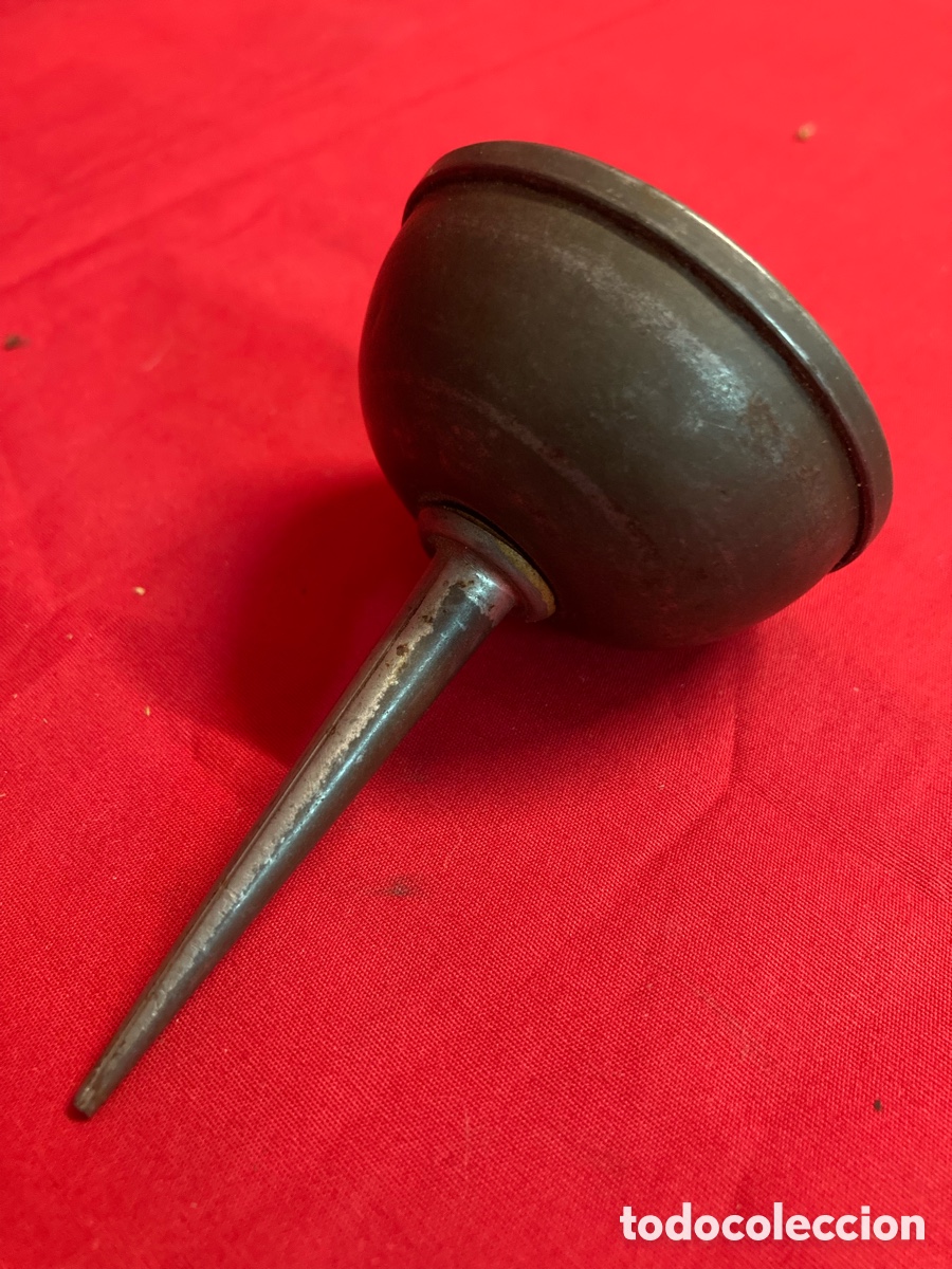 Antig&uuml;edades: Antigua peque&ntilde;a aceitera de lat&oacute;n - Foto 2