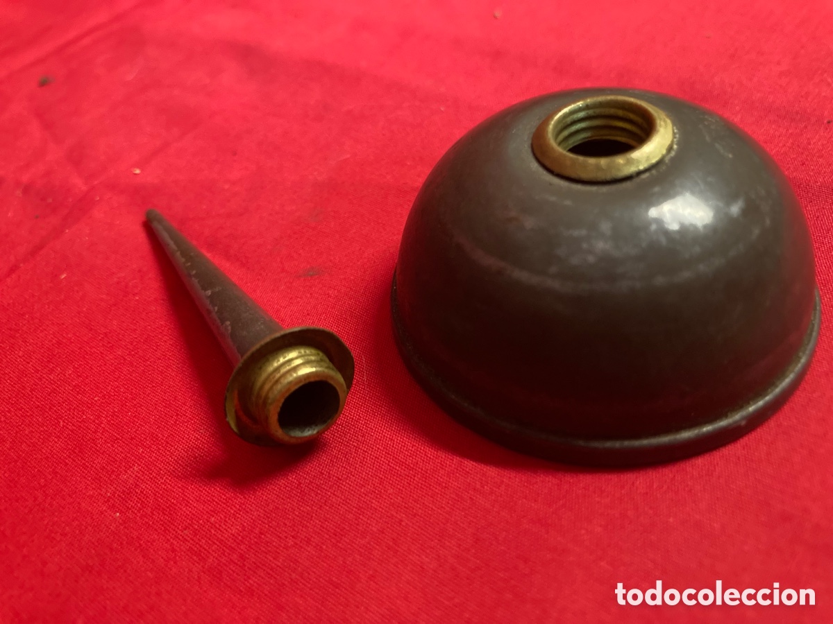 Antig&uuml;edades: Antigua peque&ntilde;a aceitera de lat&oacute;n - Foto 3