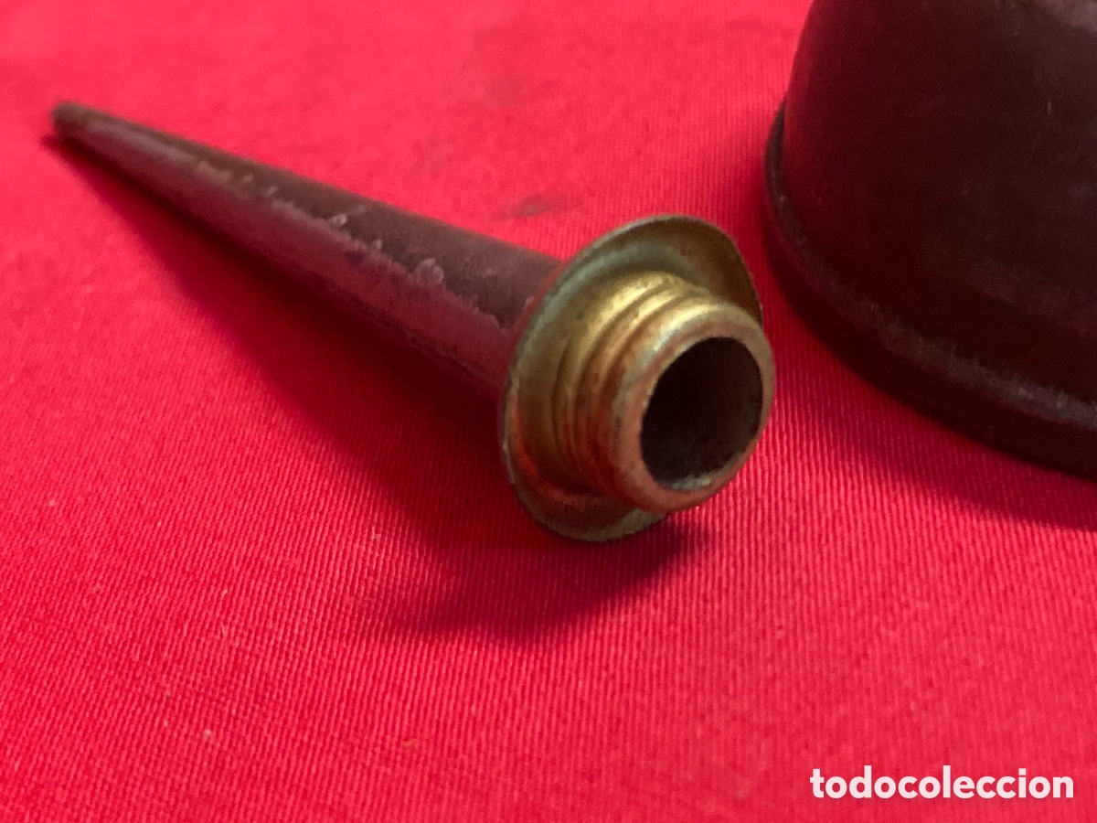 Antig&uuml;edades: Antigua peque&ntilde;a aceitera de lat&oacute;n - Foto 4