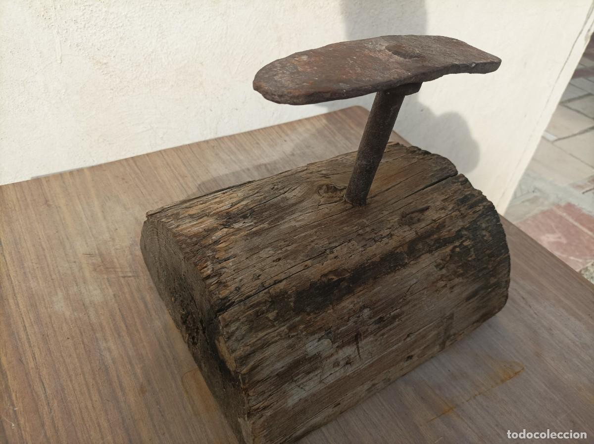 Antig&uuml;edades: YUNQUE DE ZAPATERO DE HIERRO FORJADO Y MADERA - Foto 4