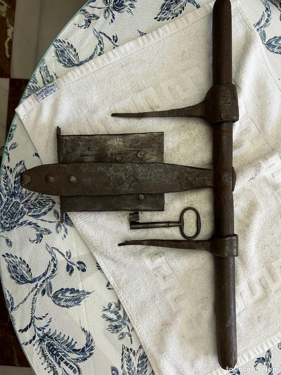 Antig&uuml;edades: Gran cerrojo de ballesta de 54 cm y 6 kg - Hierro forjado - Llave original - Siglo XVIII - Museo