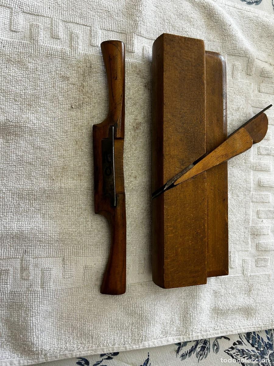 Antig&uuml;edades: Pareja herramientas antiguas carpintero - Bastr&eacute;n de madera y Cepillo de molduras - Siglo XIX/XX