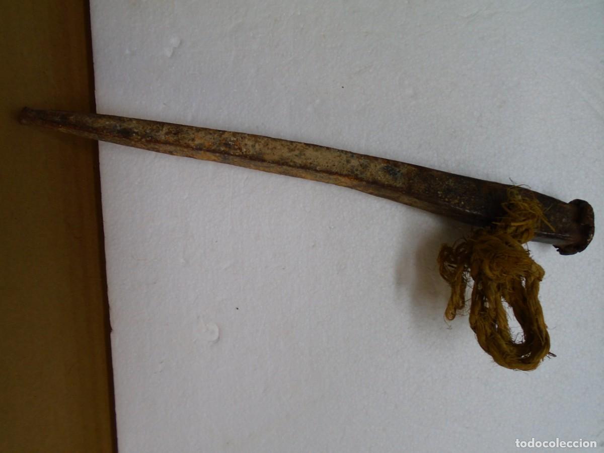 Antig&uuml;edades: ANTIGUA ESTACA DE AMARRE O PASTOREO.HIERRO DE FORJA.27 CM LARGO .400 GR.