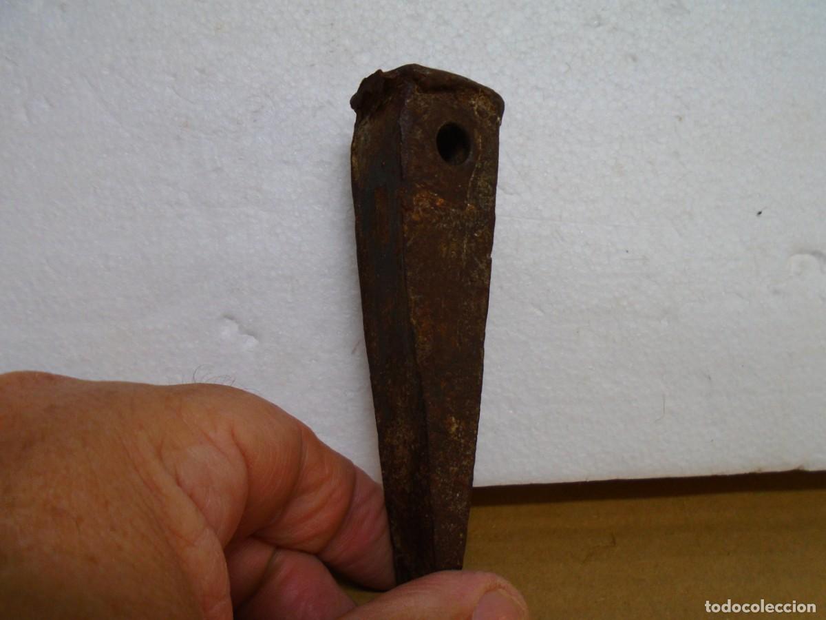 Antig&uuml;edades: ANTIGUA CU&Ntilde;A DE FORJA PARA ABRIR TRONCOS. 12 CM LARGA.325 GR.