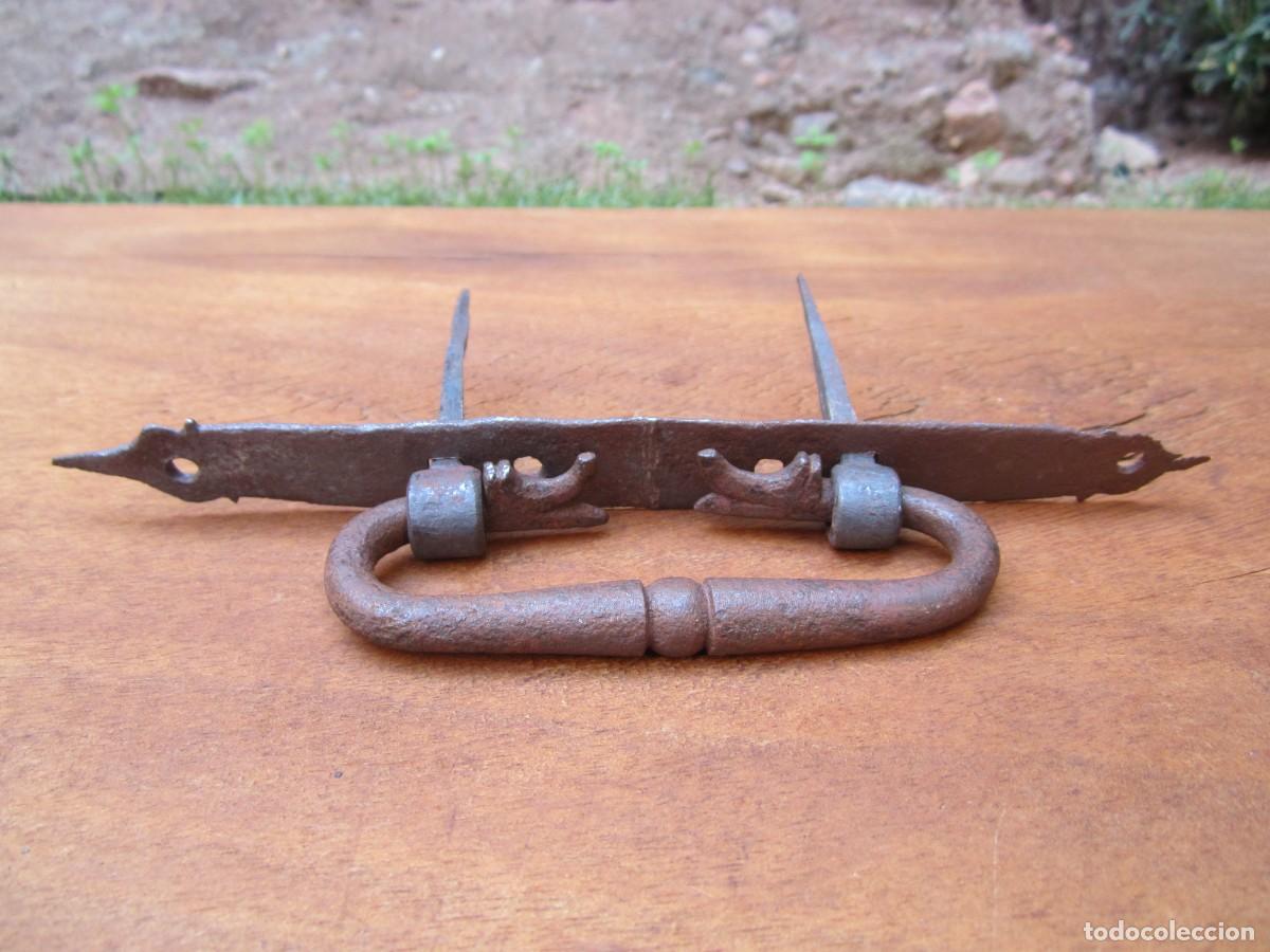 Antig&uuml;edades: Tirador antiguo forja, embellecedor alargado.