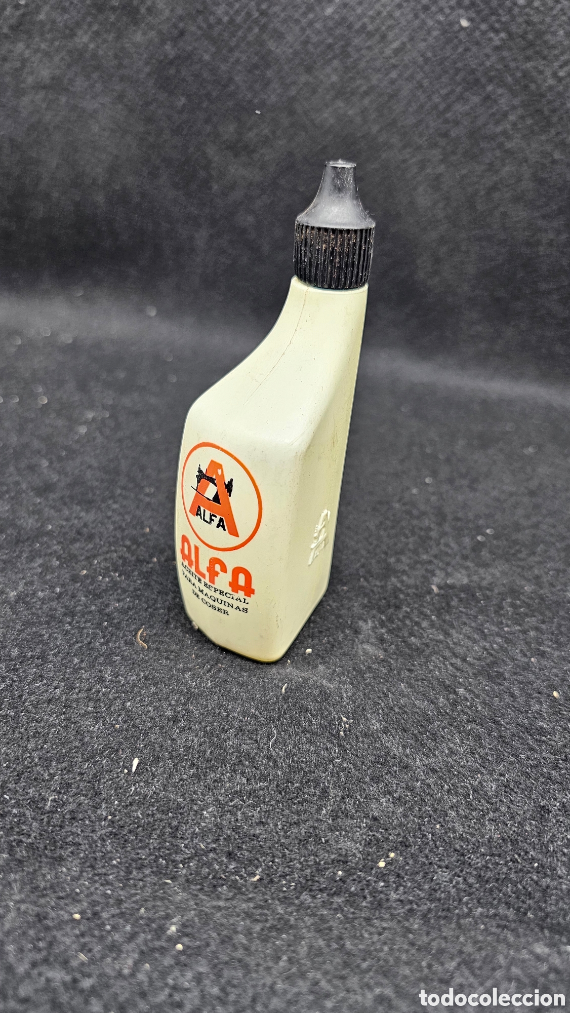 Antig&uuml;edades: Aceitera llena Alfa para m&aacute;quina de coser