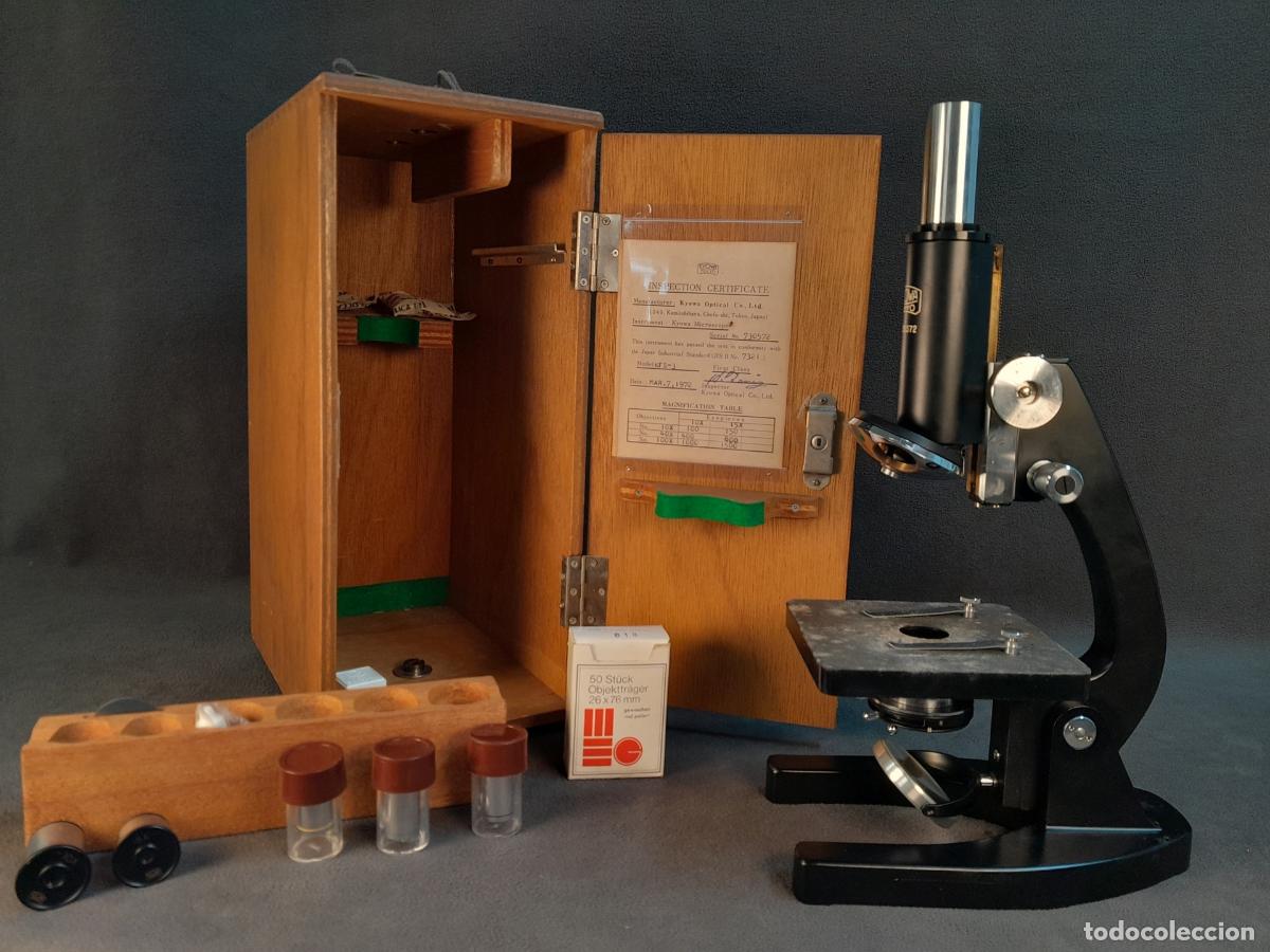 Antig&uuml;edades: MICROSCOPIO MONOCULAR BIOL&Oacute;GICO KYOWA CON CAJA DE TRANSPORTE Y ACCESORIOS. CA. 1970