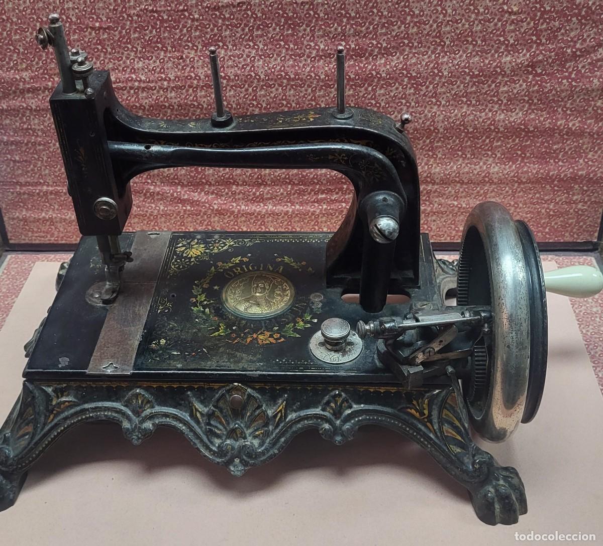 Antig&uuml;edades: MUY ANTIGUA Y RARA MAQUINA DE COSER ORIGINAL REYNA CRISTINA HIERRO
