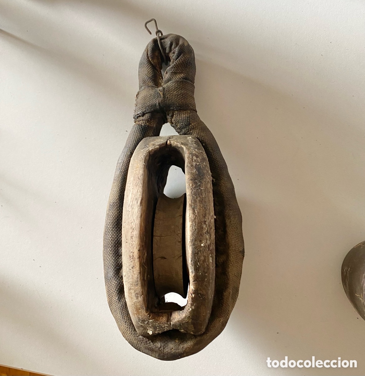 Antig&uuml;edades: Polea muy antigua en madera y metal.