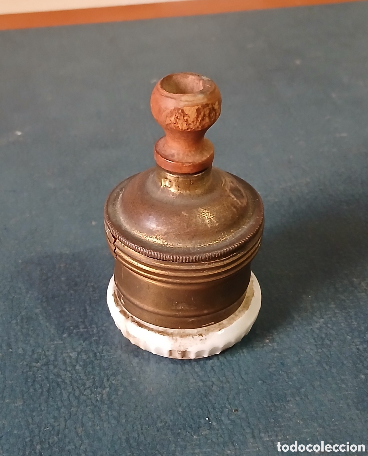 Antiquit&auml;ten: Portal&aacute;mparas antiguo de metal, madera y porcelana